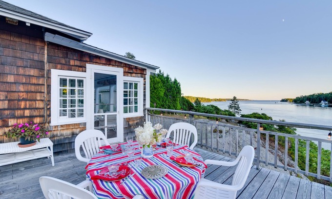 Boothbay Harbor Casa | Oceanfront Cottage w/ Deck 2 Mi to Boothbay Harbor