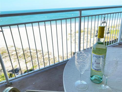 Madeira Beach Apartamento | Oceanfront View of Madeira Beach, Steps to the Beach - Madeira Norte Condo