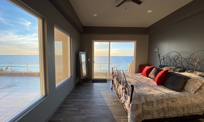 Primo Tapia Villa | Villa frente al mar con 2 piscinas y un jacuzzi gigante