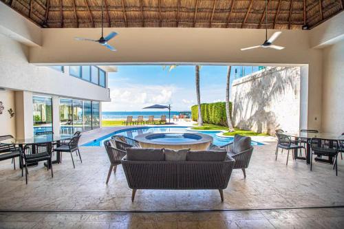 Zona Hotelera Villa | Oceanfront Villa - Private Beach at the Hotel Zone