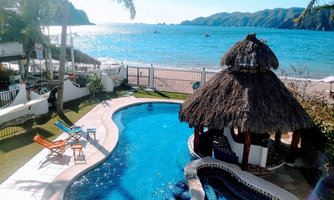 Cuastecomates Villa | Villa frente al mar con piscina