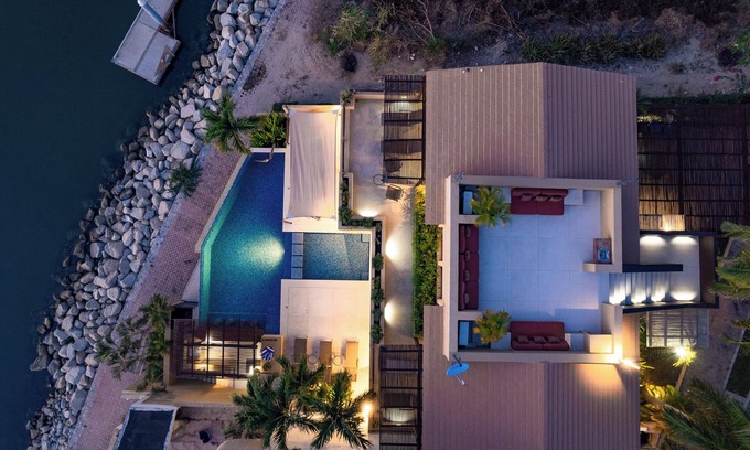Crucecita Villa | Villa frente al mar con piscina infinita y bar Swim-Up | Servicio diario de mucama