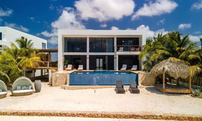 Belnem Villa | Amplia Villa frente al mar, playa privada, piscina infinita y jacuzzi al aire libre, Wi-Fi