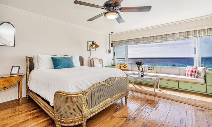 Downtown Honolulu Condominio | Oceanfront w/Sunset Views Condo at the Colony Surf Full Kitchen and Parking