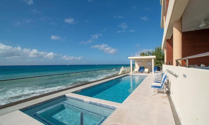 Northwest Point Apartamento | Oceanfront with 7 mile beach views, Ground-Floor, Pool, Sleeps 6