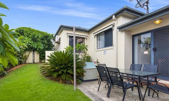 Yamba Apartamento | Oceania Beach Paradise, Pet friendly beach house in a quiet area only 300m to Pippi Beach