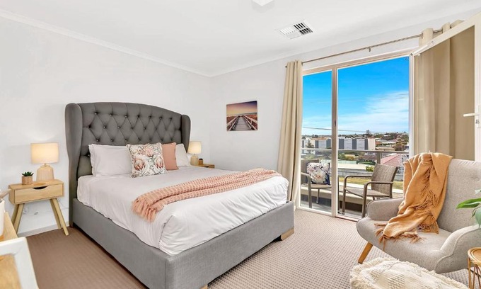 Christies Beach Casa | Oceanside at Christies Beach - Contemporary Comfort