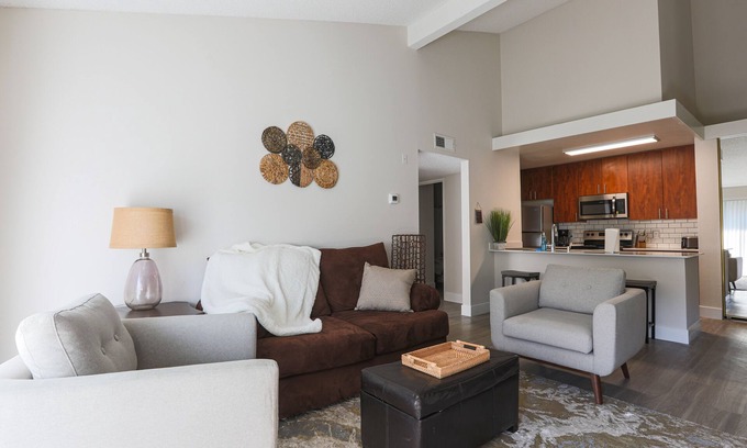 Ivey Ranch - Rancho Del Oro Apartamento | Oceanside Beach style Two bedroom huge Pool & hot tubs King bed No cleaning fee