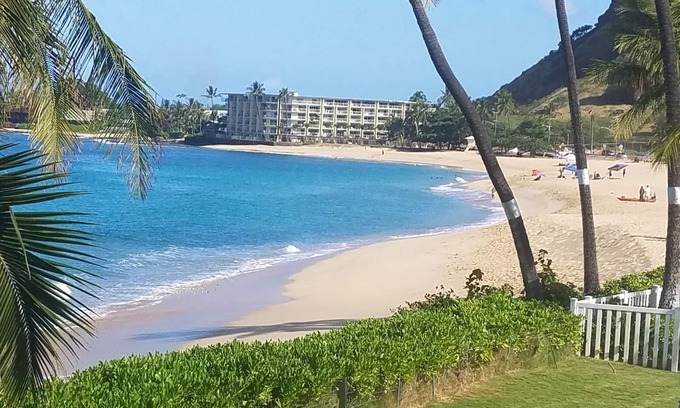 Makaha Casa | Oceanside Bungalow en la hermosa playa de Makaha. Gran surf y buceo