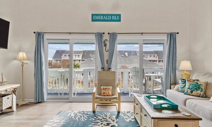 Emerald Isle Condominio | NEW! Oceanside Condo w/ Indoor Pool & Beach Access!
