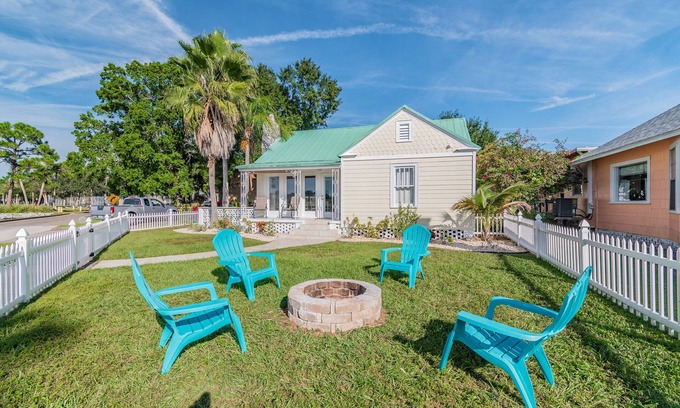 Tarpon Springs Casa | Oceanside Cottage