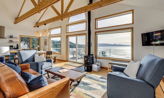 Oceanside Casa | Oceanside Escape w/ Stunning Views: Walk to Beach!