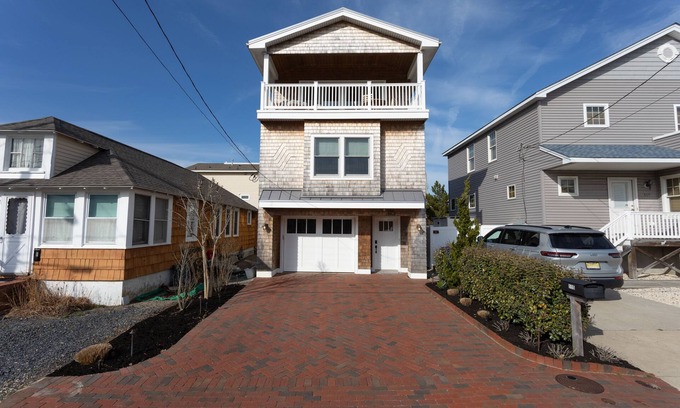 Ship Bottom Casa | Oceanside home - 2 min walk to the beach! Ocean & bay views!