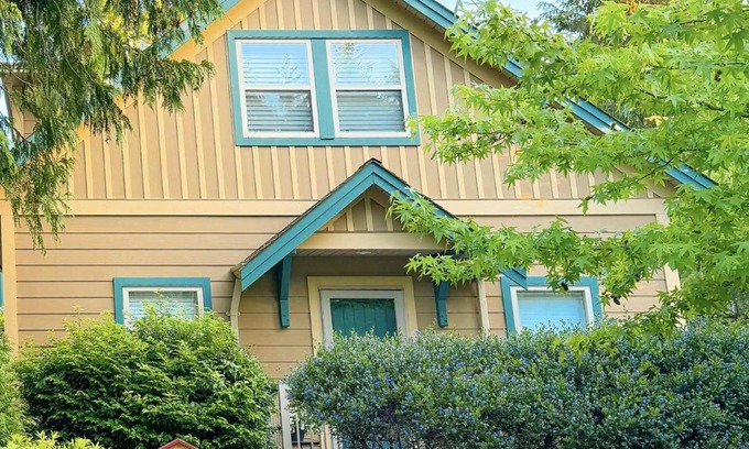Regional District of Nanaimo Cabaña | Oceanside Resort: 3 BED/2 BATH with Pool & Hot Tub