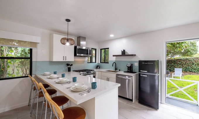 Pismo Beach Hotel | Oceanview 2-bedroom Cottage with WiFi, AC and Full Kitchen in Pismo Beach, CA