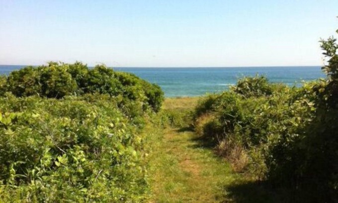 Montauk Hotel | Elegante estudio con alcoba frente al mar, 1 baño con pase de playa en 2. 5 acres