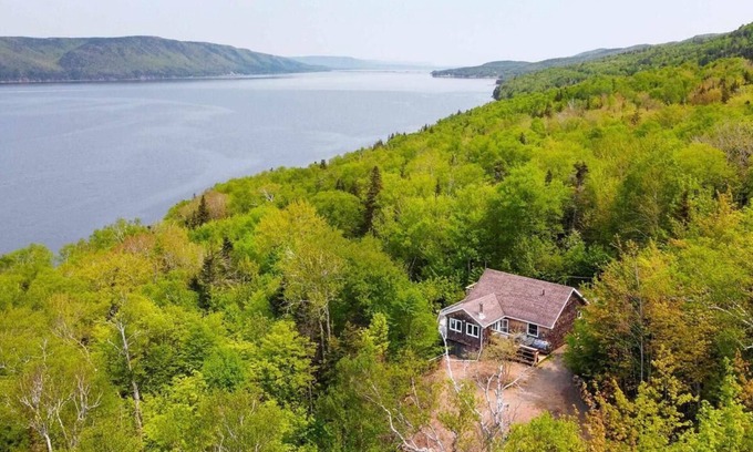 Englishtown Cabaña | Oceanview Cottage on Cabot Trail - Main Level