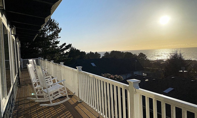 Yachats Casa | Oceanview Designer Family Home – Walk to Beach, Deck, Firepit, Office, Pets