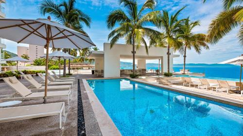 Las Glorias Casa | Oceanview Escape with Gym and Hot-tub