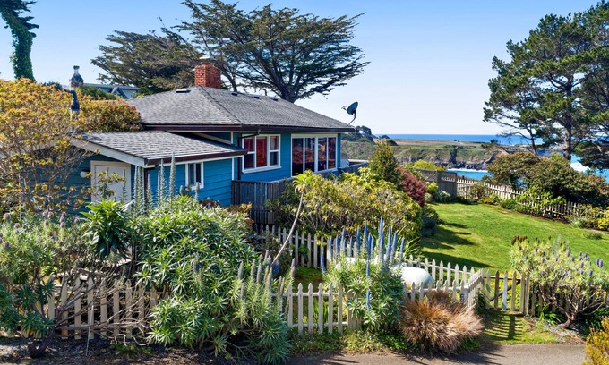 Mendocino Casa | Casa con vista al mar más cabaña de invitados con cubiertas delanteras y traseras y un patio cerrado