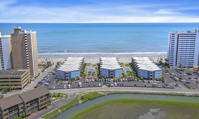 The Dunes Condominio | Oceanview Oasis: Steps from the Beach – Cozy 2BR/2BA Myrtle Beach Condo