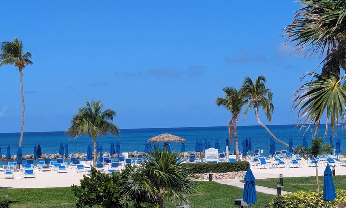 Seven Mile Beach Condominio | Más de 100 comentarios de 5 estrellas de condominio con vista al mar 2BR totalmente renovado. Sin tarifas diarias del resort