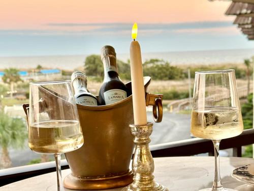 Folly Field Apartamento | Oceanview Romantic Escape-King Suite, Balcony, Pool & Bar!