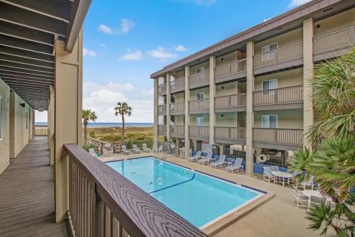 Fernandina Beach Casa | Oceanview Sand Dollar Villas Condo - Balcony - Pool