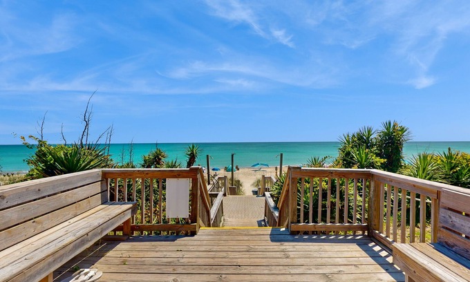 Salter Path Condominio | Oceanview, second-floor condo with 4 pools & 2 hot tubs - steps to the beach