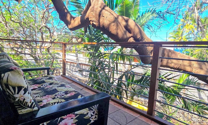 Kahaluu Bay Cabina | Oceanview Treehouse Hale at the Salty Jungle Kona - Perfect for two!