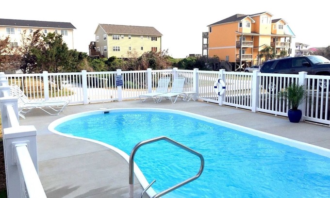 Emerald Isle Casa | 2da fila con vista al mar, piscina privada y campo de voleibol