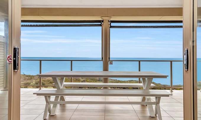 Moana Casa | Ocher Point Beach House en el paseo marítimo de Moana