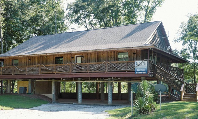Juliette Cabina | Ocmulgee River Lodge ~ Sleeps 12 ~ 5 Private Suites ~River Access