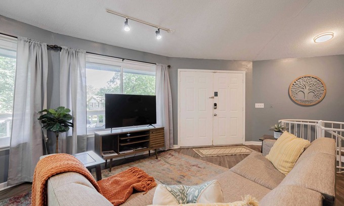 Woodfield Casa | Octagonal Home & Wrap-Around Porch - Opulent Oasis