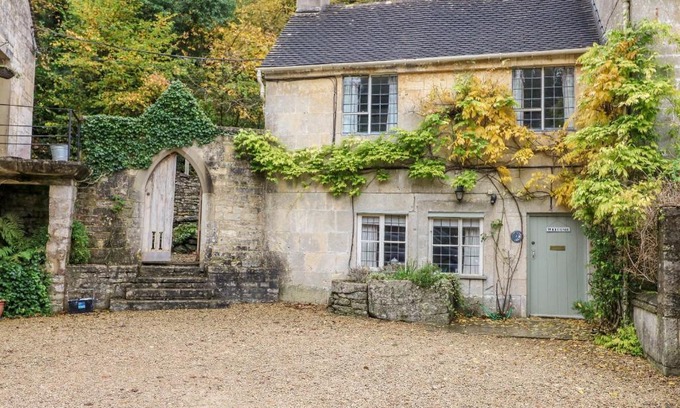 Chalford Casa | October Cottage