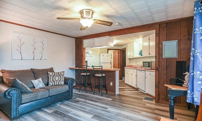 Old Orchard Beach Apartamento | Octopus’s Garden sleeps 5, clean spacious AC, WiFi in sunny Old Orchard Beach