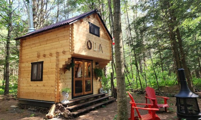 Bracebridge Casa | "Oda" Log Cabin with Cedar Hot Tub & Sauna on wood