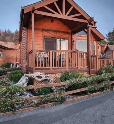 Smith River Casa | Odysea Ocean Cabin 26 W Jacuzzi & Modern Decor