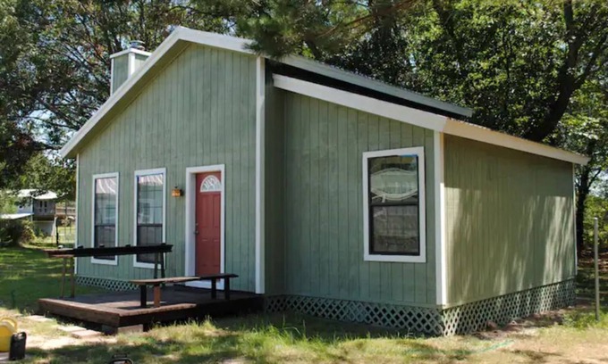 Telephone Cabina | Off Bois D'arc Lake - Main Cabin with Meeting Area, Disc Golf, Volleyball