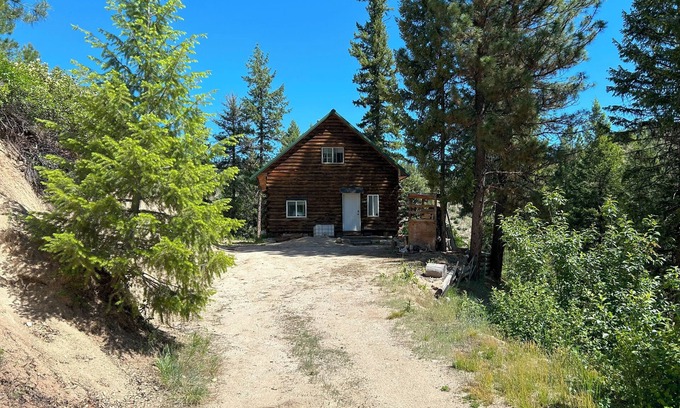 Lowman Cabina | Off Grid Cabin With WIFI! Surrounded by hiking trails, beautiful scenery