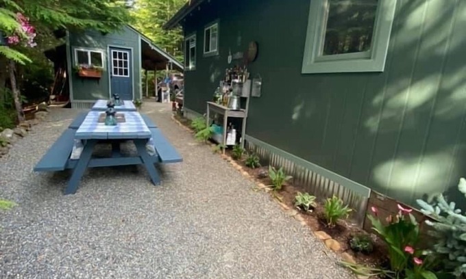 Hoodsport Cabaña | Off grid mountain cottage with Amazing views & dry/steam wood heated sauna