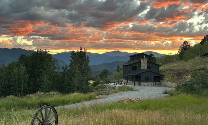 Idaho Springs Casa | Off Grid Mountain Retreat w/ Amazing Views