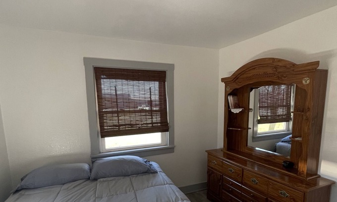 Topeka Casa | Off grid, quaint home, barn and pasture in center of Amish County