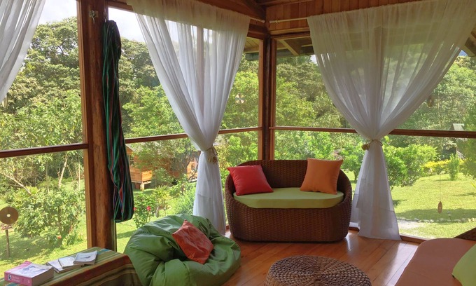 Mindo Casa | Casa de campo solar fuera de la red con piscina natural y sauna en el campo de Mindo