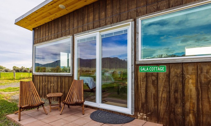 Whitehall Otro | Off-grid tiny home in apple orchard with million-dollar mountain views!