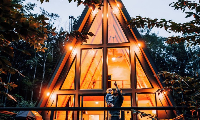 North Jay Cabina | Off-Grid w/ Wood Fired Hot Tub - Modern and Cozy Getaway - Kayaks Included