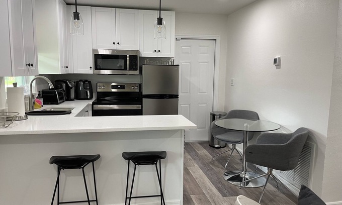 Brandon Casa | Off of I-75 and SR-60, newly renovated 1 bedroom unit mins to Airport/Downtown.