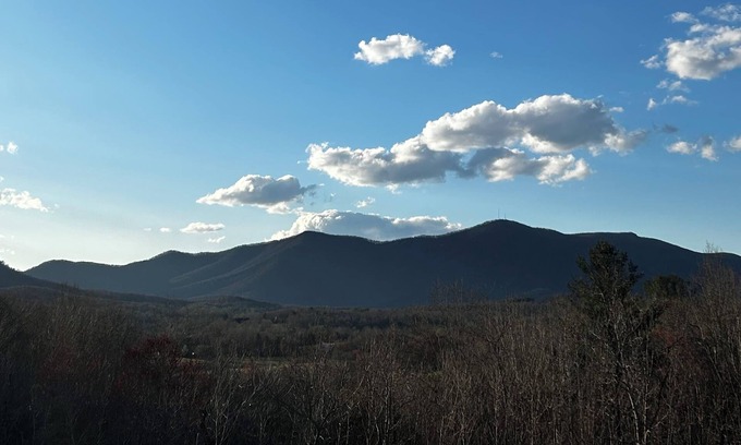 Mount Airy Apartamento | Off the beaten path in Mt Airy, NC. Mountain View’s on 14 acres. Duplex.