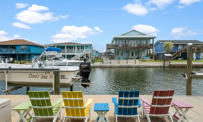 City-by-the Sea Casa | Off the Charts | Canal Front, Boat Dock + Kayaks!