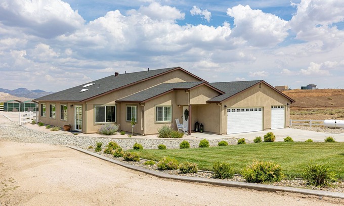 Tehachapi Casa | Off the grid 2-bedroom home with garden room